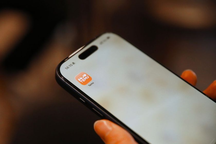 Pessoa organizando uma lista de compras online em um notebook, com anotações de prazos de entrega ao lado