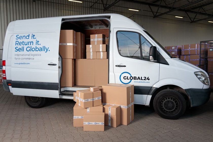 Caixa de papelão aberta ao lado de um formulário de devolução e uma etiqueta de envio, representando o processo de troca em compra online